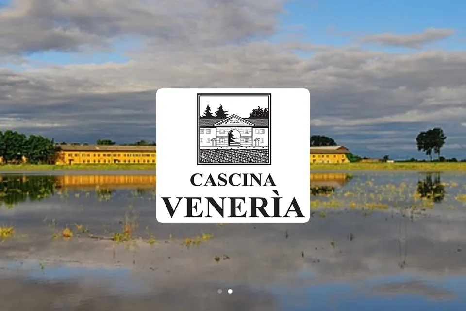 Logo Cascina Veneria sur fond de rizières inondées