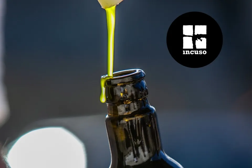 Logo et Gros plan sur un filet d'huile d'olive brillante