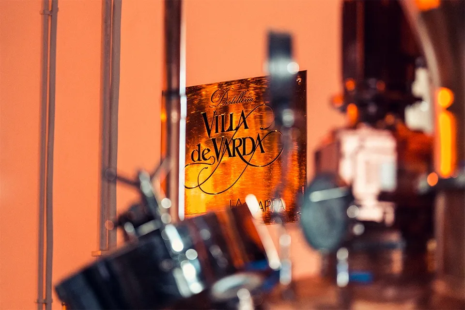 Logo de Villa de Varda sur un alambic en cuivre