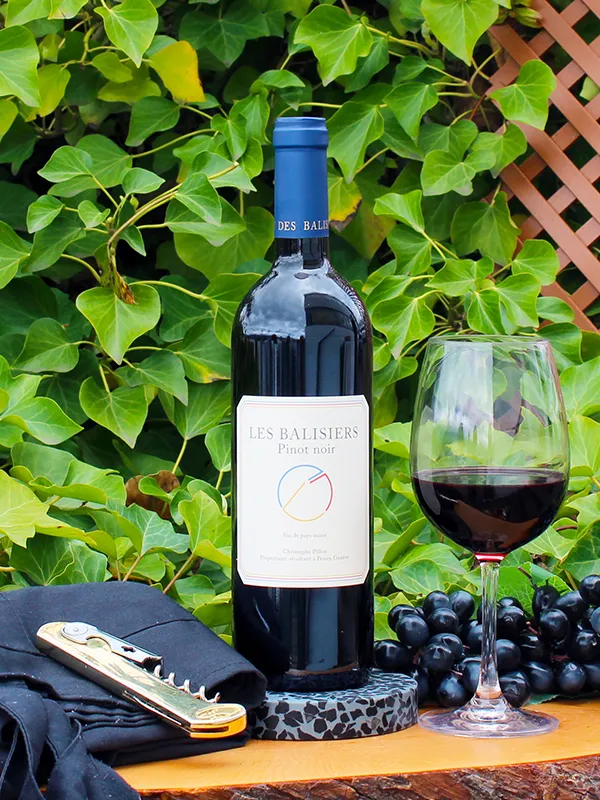 Bouteille de Pinot Noir du Domaine des Balisiers